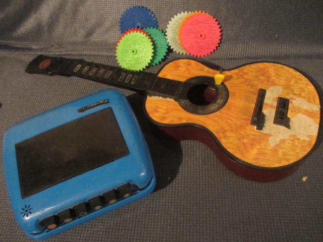 lot 125 image: Mattel Guitar & Disks, Radio
