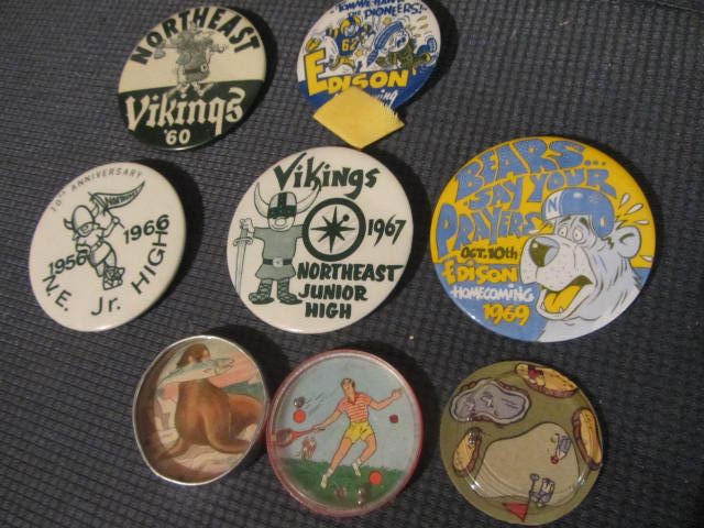 lot 136 image: Game Buttons, Puzzles