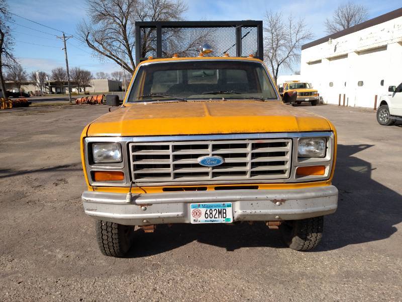 lot 5 image: 1986 Ford F250 4X4, 8 Flatbed with...
