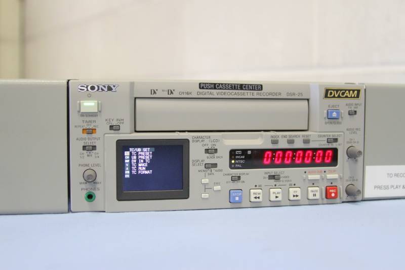 lot 33 image: Sony DSR-25 Digital Video Recorder DVCAM  Professional Edit Play & Record Deck