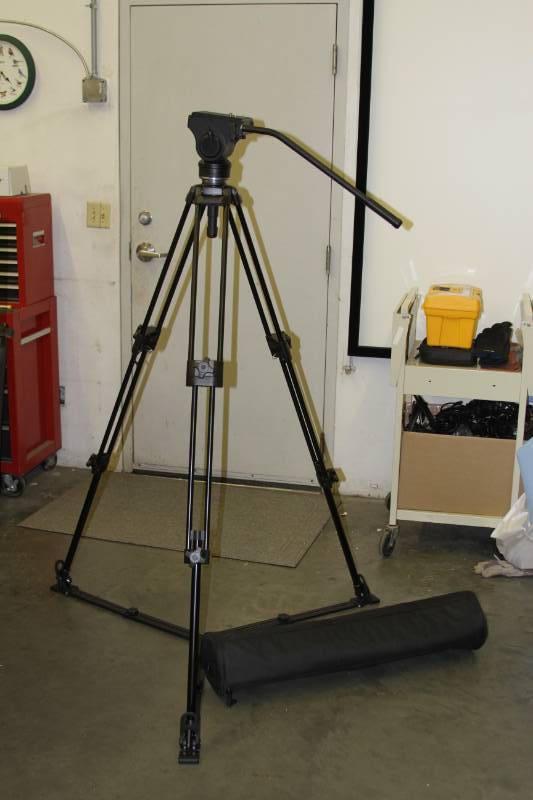lot 2 image: Dracast  Draco Professional Video Camera  Camcorder Tripod & Fluid Head w Pan Bar