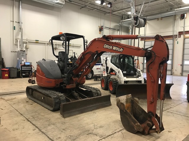 2000 - MODEL MX4 - MINI X - DITCH WITCH- RUNS AND OPERATES AWESOME - AMAZING PIECE OF EQUIPMENT - #9120