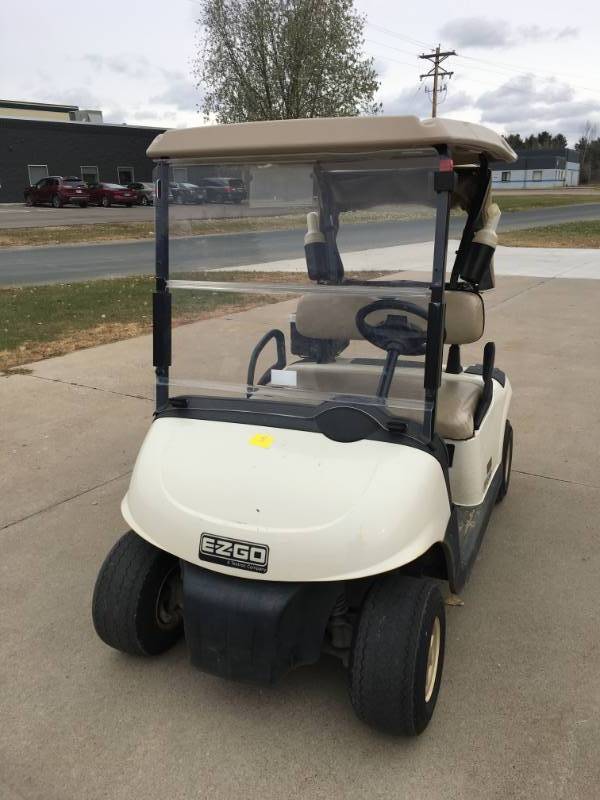 2013 - EZGO RXV GOLF CART -  2016 BATTERIES - TESTED WELL - FACTORY CHARGER - WINDSHIELD -   SERIAL NUMBER 5188866    RUNS AND DRIVES PERFECT -