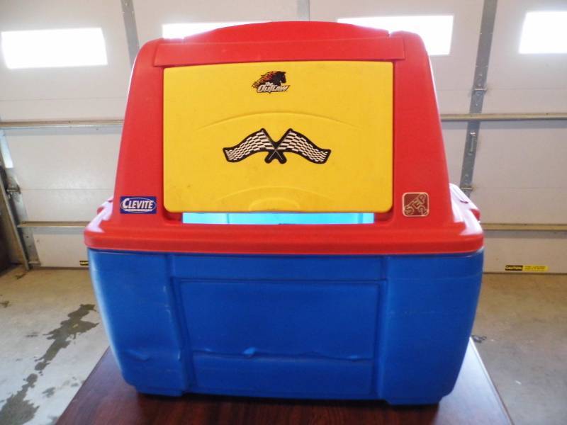 lot 18 image: Toy Box