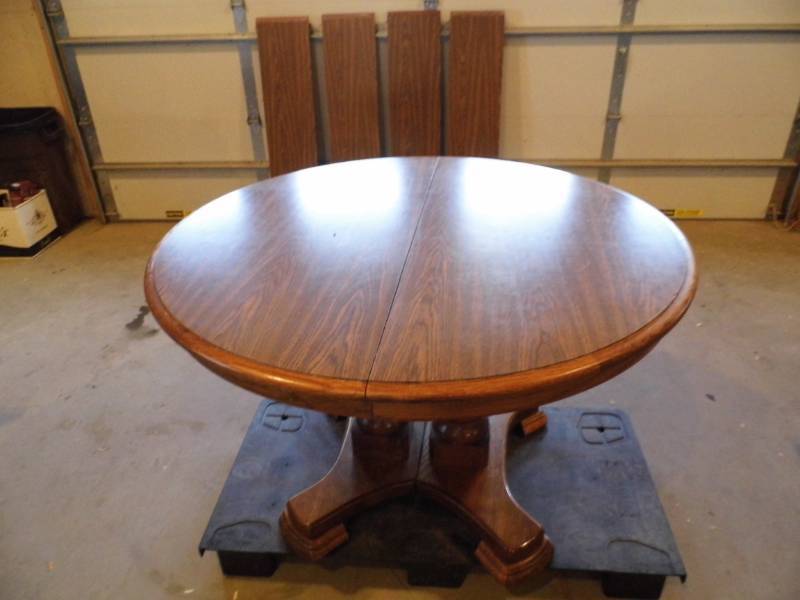 lot 31 image: Round Pedestal Table