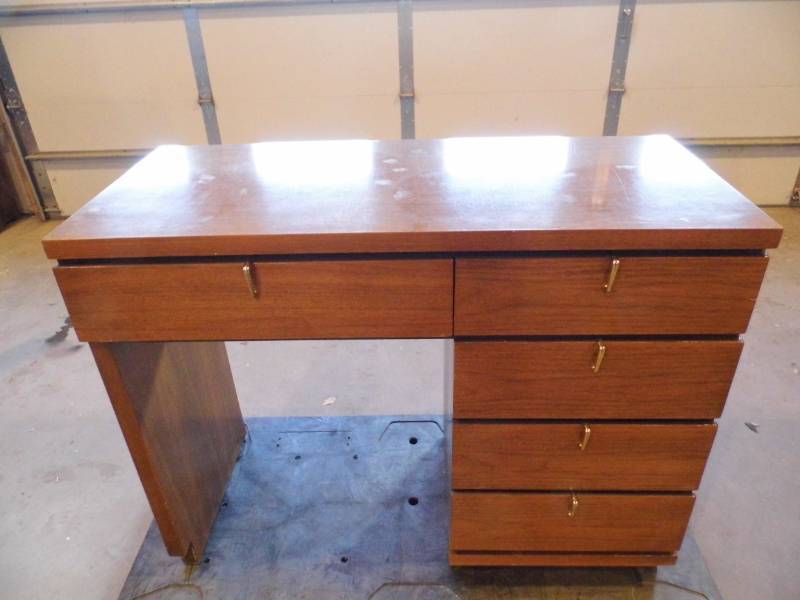 lot 33 image: Desk