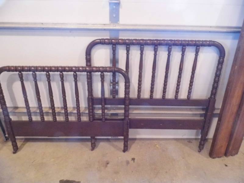 lot 43 image: Vintage Wooden Twin Bed Frame
