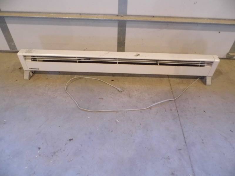 lot 60 image: 6 Baseboard Heater