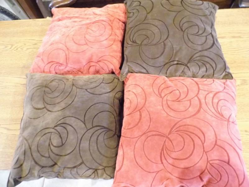 lot 65 image: 4 PIllows