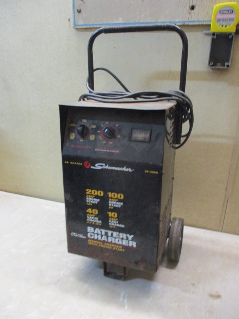 lot 7 image: Schumacher Battery Charger