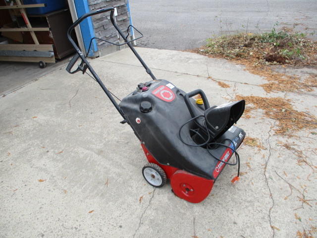 lot 11 image: Troy Bilt Snowblower
