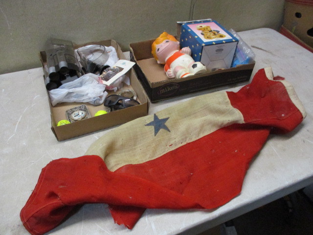 lot 45 image: Collectibles
