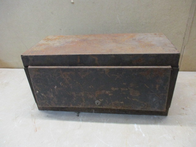 lot 52 image: Toolbox
