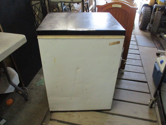 lot 58 image: Small Chest Freezer