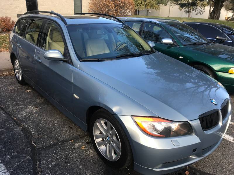 lot 9 image: 2006 BMW 325xi Wagon