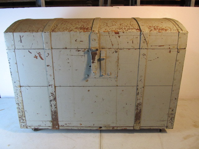 lot 26 image: Early Antique Dome Top Immigrant Trunk