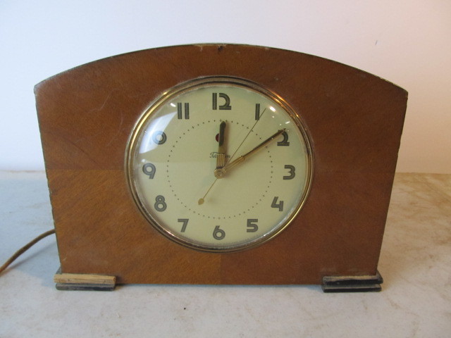 lot 27 image: Vintage Deco TELECHRON Electric Mantel Clock