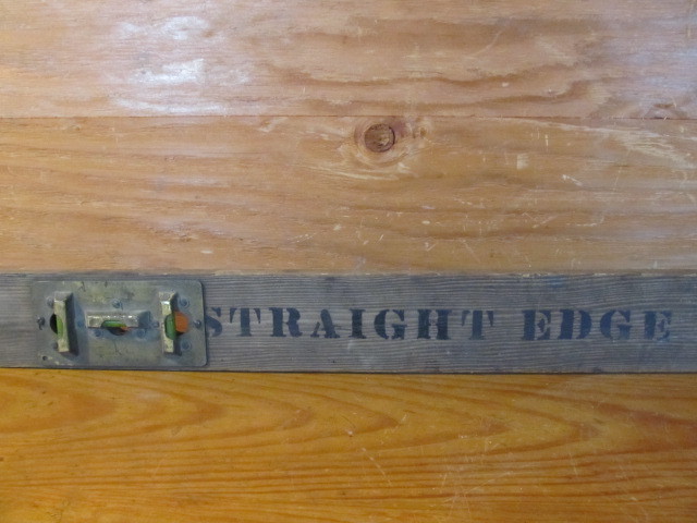 lot 203 image: Large Old Antique STRAIGHT EDGE Level Tool