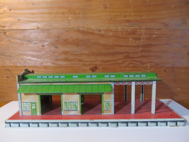 lot 170 image: Large Vintage MARX Tin Toy Train Station Freight Terminal