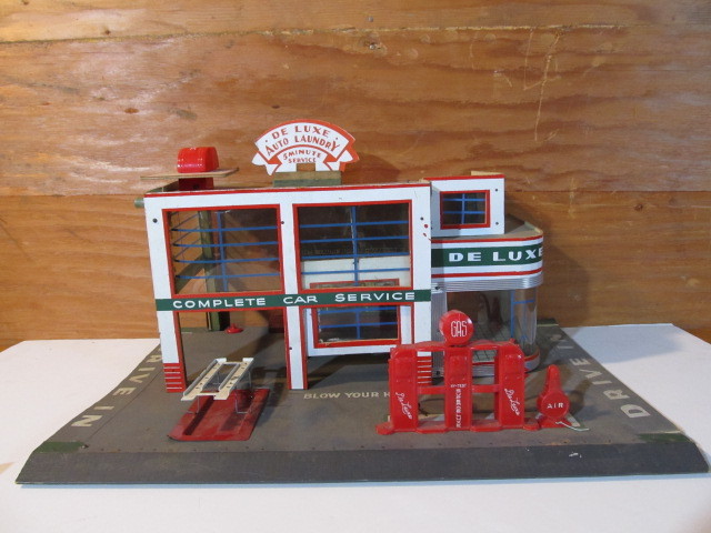lot 171 image: Large Vintage Toy Gas Service Station 