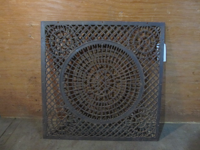 lot 186 image: Large Ornate Design Antique Industrial Cast Iron Floor Grate 