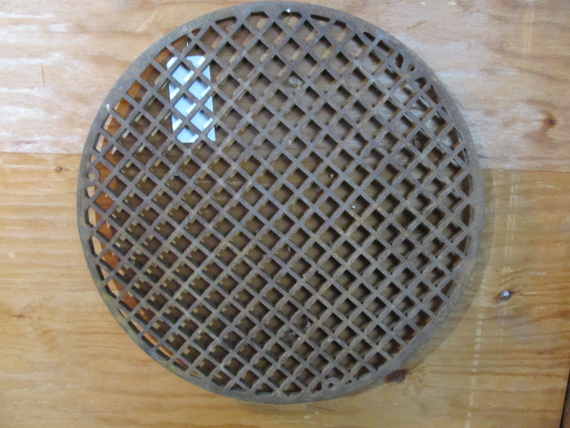 lot 189 image: Large Antique Industrial Cast Iron Floor Grate - Round
