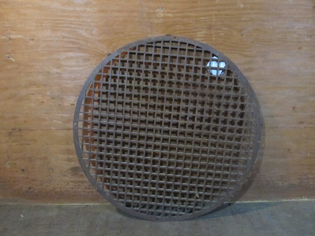 lot 190 image: Large Antique Industrial Cast Iron Floor Grate - Round