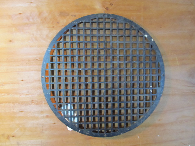 lot 191 image: Large Antique Industrial Cast Iron Floor Grate - Round