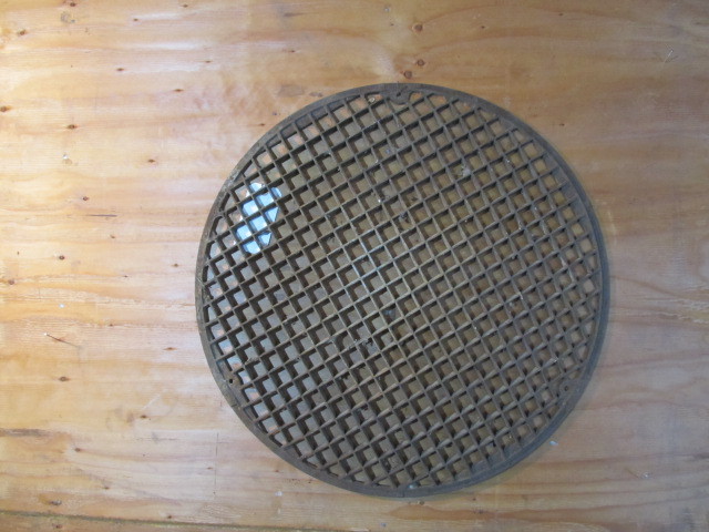lot 192 image: Large Antique Industrial Cast Iron Floor Grate - Round