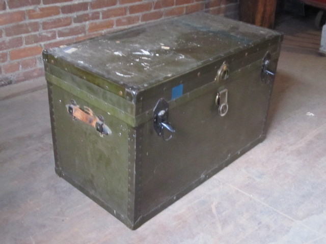 lot 54 image: Vintage Military Foot Locker wInterior Tray