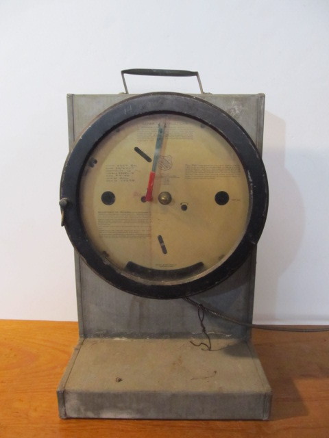 lot 232 image: Old Vintage Industrial Large Gauge Temperature Recorder