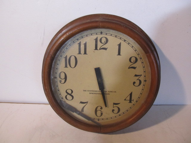 lot 246 image: Large Vintage 1940s SESSIONS Wooden Office Wall Clock
