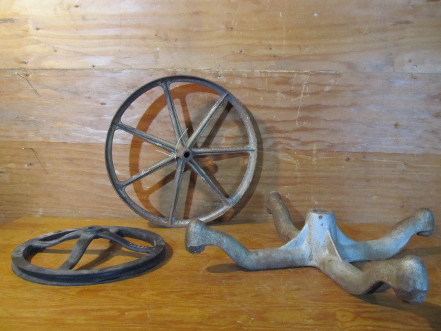 lot 256 image: Antique Cast Iron Industrial Items