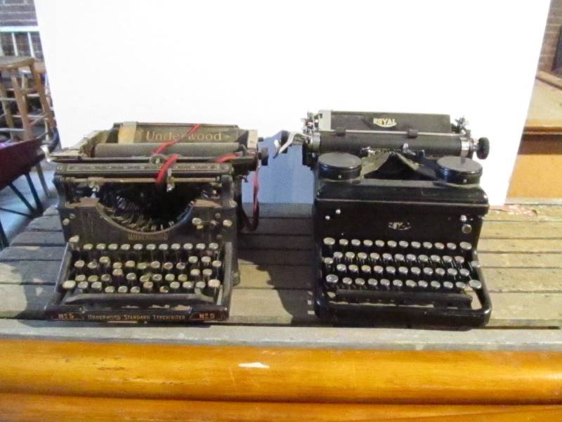 lot 273 image: Old Vintage ROYAL & UNDERWOOD Typewriters