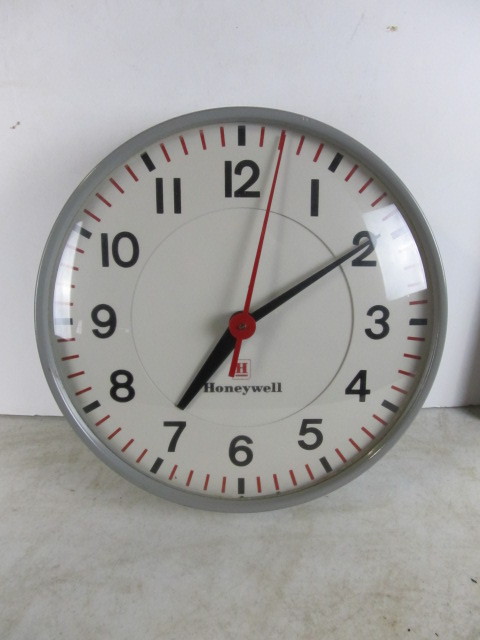 lot 299 image: Vintage 1950s Industrial Building HONEYWELL Bubble Glass Wall Clock