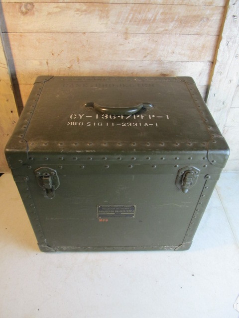 lot 42 image: Vintage US ARMY Signal Corps Military Projector Case