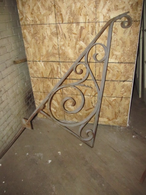 lot 308 image: HUGE Antique Scrolled Wrought Iron Sign Hanger Bracket
