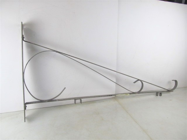 lot 312 image: Large Antique Scrolled Wrought Iron Sign Hanger Bracket