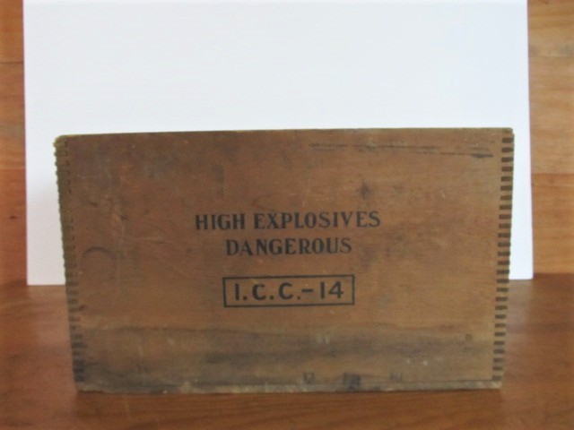 lot 108 image: Antique DUPONT EXPLOSIVES Agritol Dovetailed Wood Crate