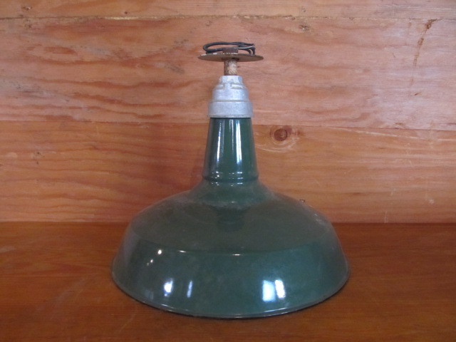 lot 117 image: Vintage IndustrialService Station Green Porcelain BENJAMIN Light Fixture