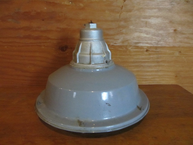lot 135 image: Old Vintage Heavy Duty Industrial WHEELER Vapolux Hanging Light Fixture