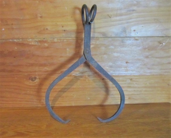 lot 143 image: Large Antique Cast Iron Ice Tongs