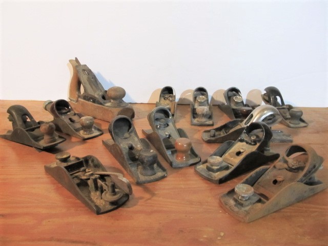 lot 381 image: Large Lot of Vintage & Antique Smaller Size Woodworking Planes