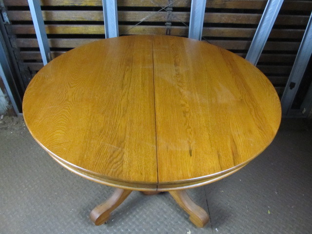 lot 3 image: Excellent Vintage Solid Quartersawn Oak Round Kitchen Table