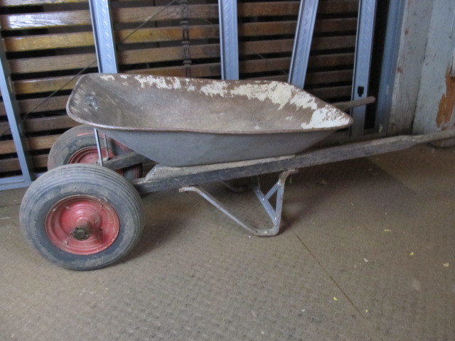 lot 398 image: Heavy Duty 2-Wheel Wheelbarrow