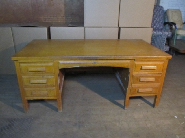 lot 437 image: Antique Tiger Oak Executive Desk