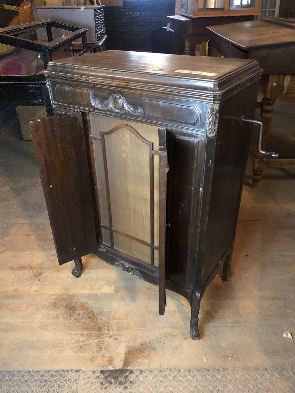 lot 353 image: Antique Victor VICTROLA Record Player