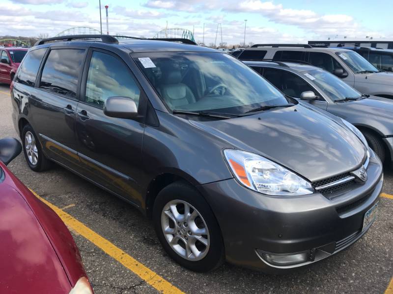lot 15 image: 2004 Toyota Sienna XLE Limited