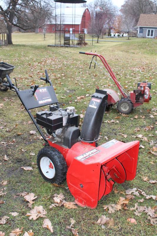 lot 256 image: Snapper 24in. Heavy Duty Snowthrower