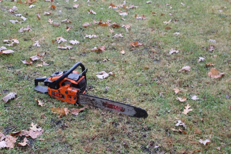 lot 258 image: Olympic Chainsaw